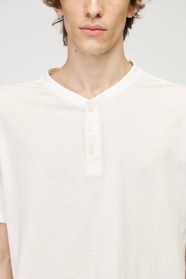 BOWEN ESSENTIAL BUTTON TEE