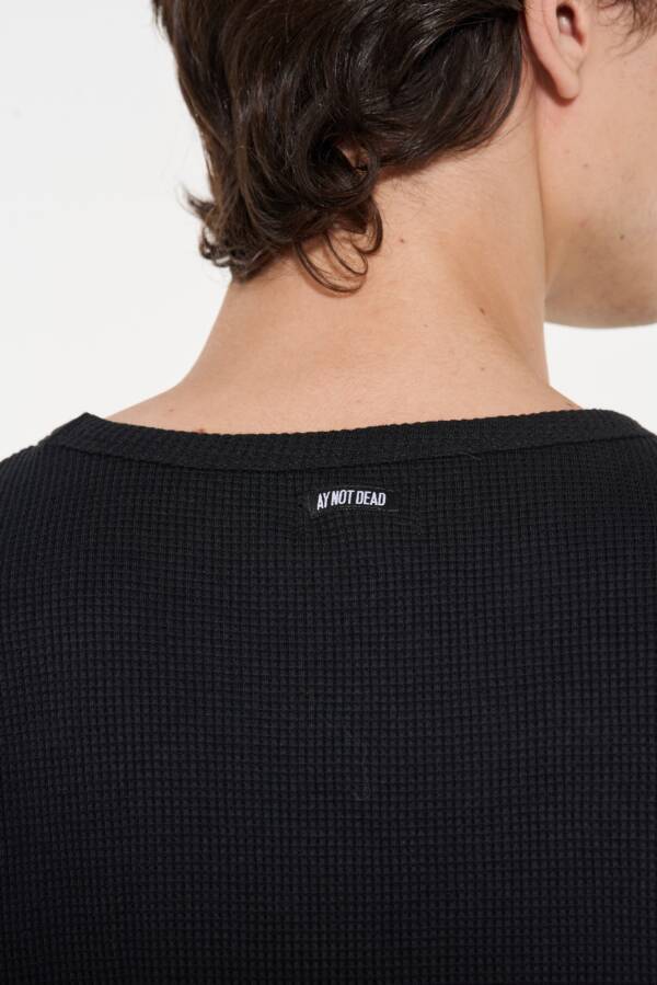 AY NOT DEAD REMERA FITTED WAFFLE - Image 4