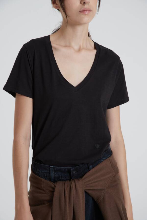 MARIA CHER REMERA V ESTELA NEGRO - Image 2