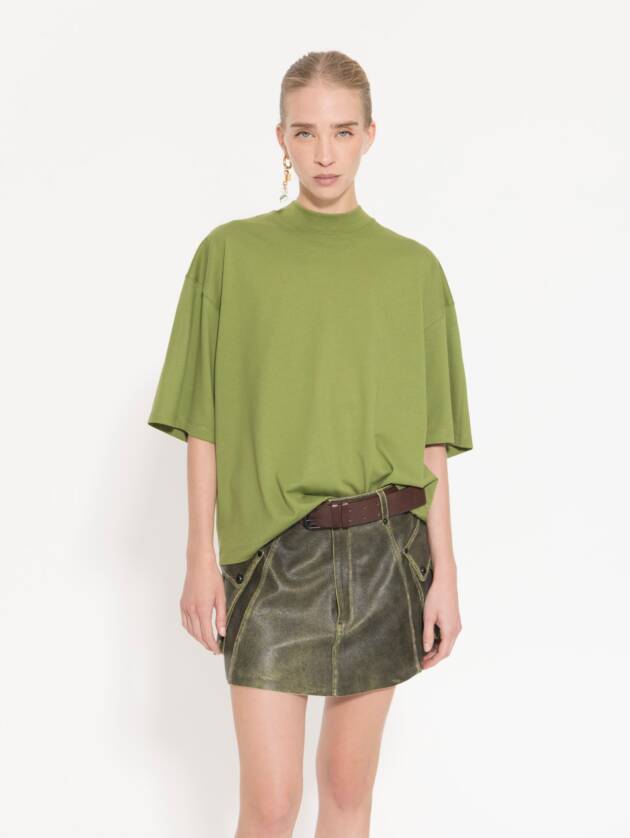 JAZMÍN CHEBAR REMERA MORA
