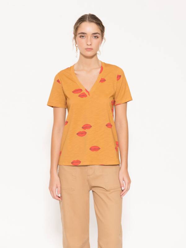 JAZMÍN CHEBAR REMERA KISSES