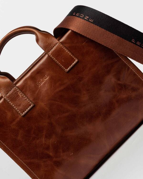 PRÜNE CARTERA DE MANO CAPRI EN CUERO LISO - Image 3