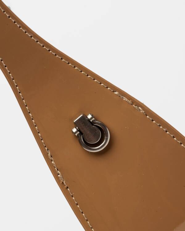 PRÜNE CARTERA AL HOMBRO LEAF EN EFECTO CUERO CHAROL - Image 4