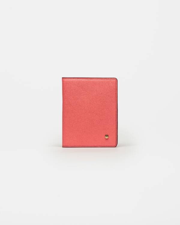 PRÜNE PORTA PASAPORTE BERRY EN CUERO SAFFIANO