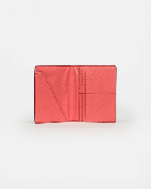 PRÜNE PORTA PASAPORTE BERRY EN CUERO SAFFIANO - Image 3