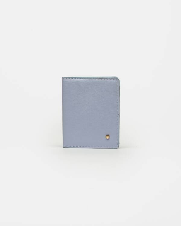 PRÜNE PORTA PASAPORTE BERRY EN CUERO SAFFIANO