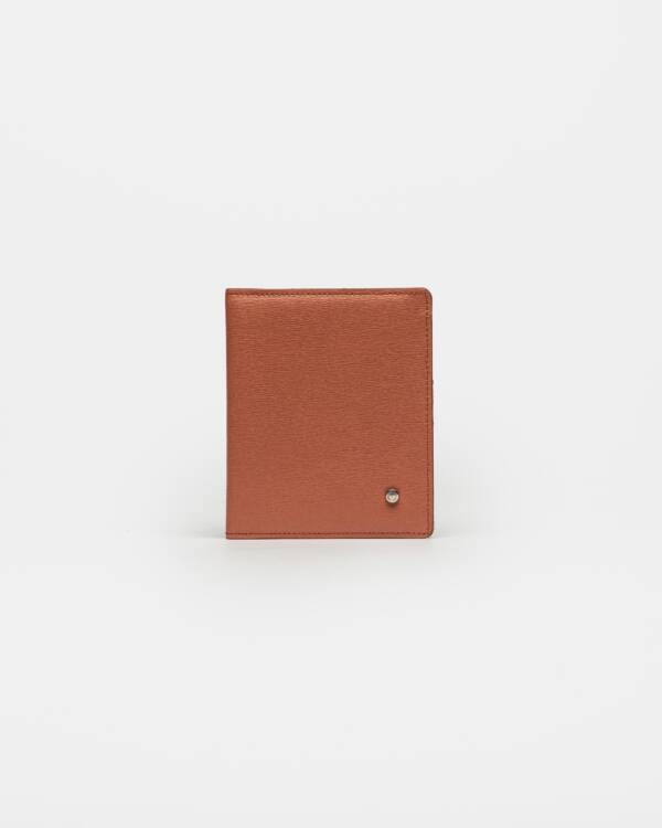 PRÜNE PORTA PASAPORTE BERRY EN CUERO SAFFIANO