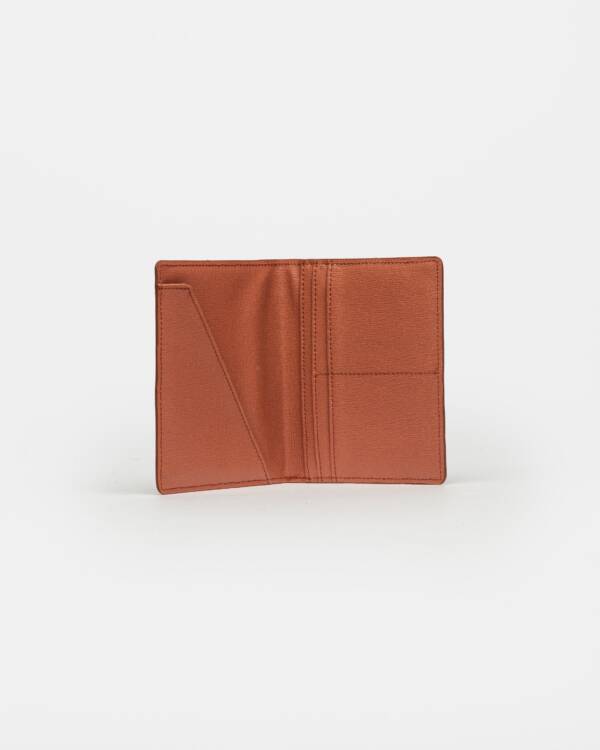 PRÜNE PORTA PASAPORTE BERRY EN CUERO SAFFIANO - Image 3