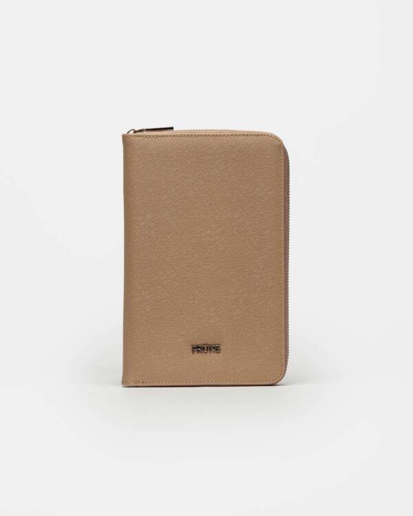PRÜNE PORTA PASAPORTE TRAVEL EN EFECTO CUERO SAFFIANO