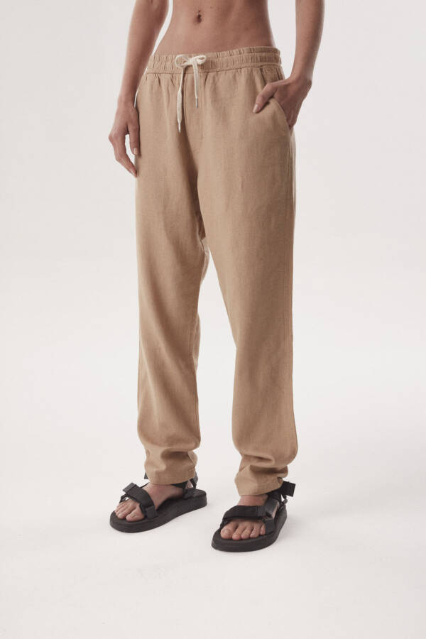 HARVEY WILLYS PANTALON MYRTOS LINO CAMEL - Image 2