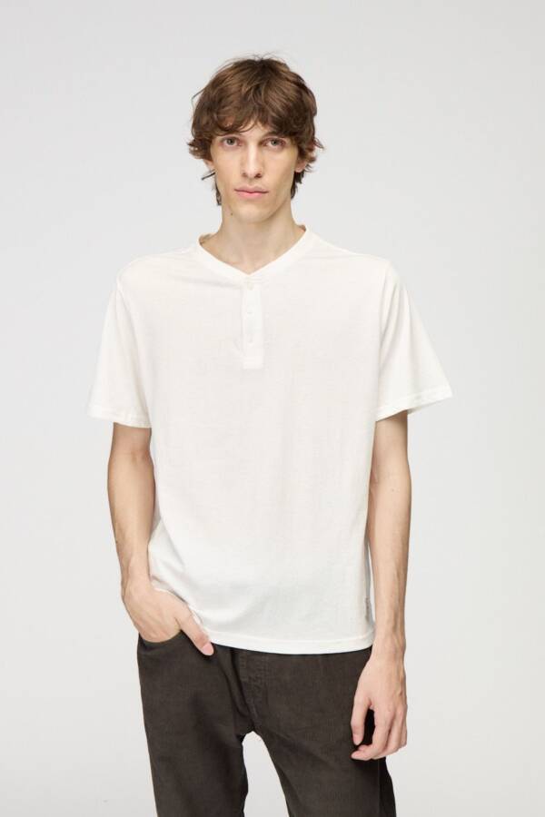 BOWEN ESSENTIAL BUTTON TEE - Image 3