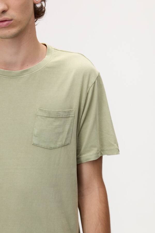 BOWEN ESSENTIAL DYED POCKET TEE - Image 2