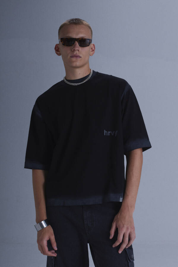 HARVEY WILLYS REMERA KN BOXY MARGER BLACK - Image 2