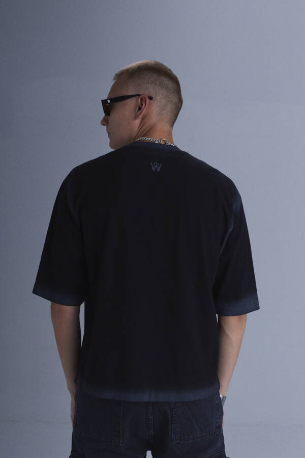 HARVEY WILLYS REMERA KN BOXY MARGER BLACK - Image 4