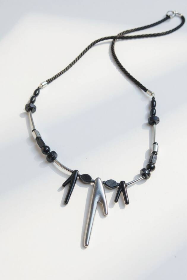 MARIA CHER COLLAR CORAL NEGRO
