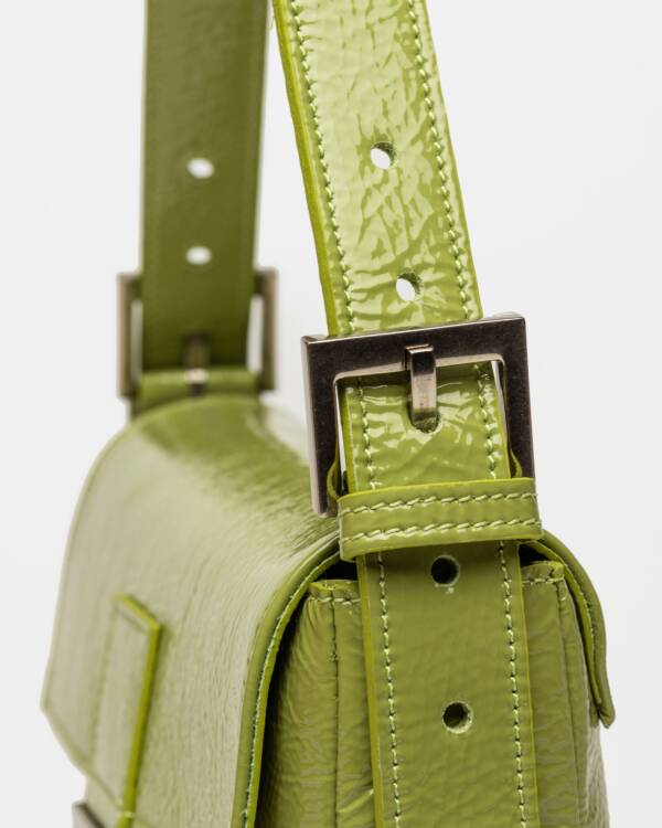PRÜNE CARTERA AL HOMBRO SIGNATURE EN CUERO CHAROL - Image 4