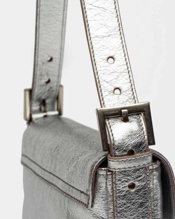 PRÜNE CARTERA AL HOMBRO SIGNATURE EN CUERO GRANEADO METALIZADO - Image 4