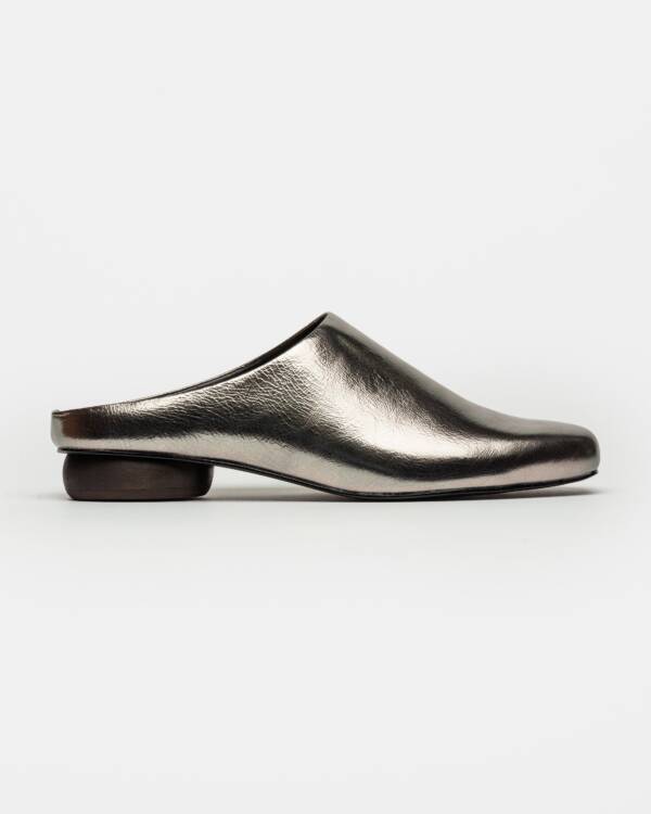 PRÜNE MULE AURA EN CUERO METALIZADO
