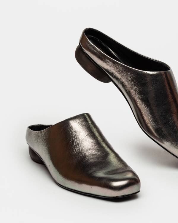 PRÜNE MULE AURA EN CUERO METALIZADO - Image 3